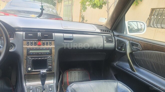 Mercedes E 220 2001, 257,000 km - 2.2 l - Bakı