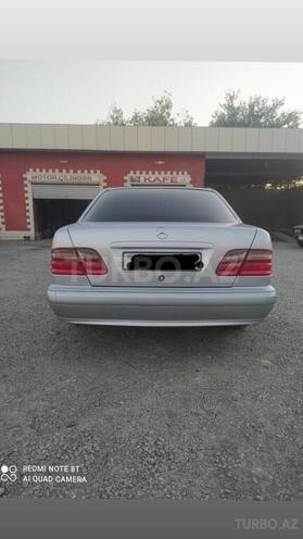 Mercedes E 240 1999, 318,400 km - 2.4 l - Ucar