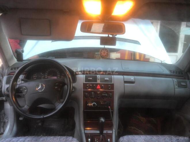 Mercedes E 240 1999, 318,400 km - 2.4 l - Ucar