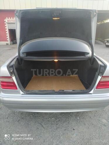 Mercedes E 240 1999, 318,400 km - 2.4 l - Ucar