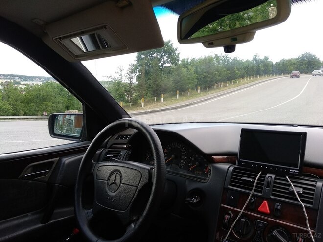 Mercedes E 230 1996, 350,000 km - 2.3 l - Qusar