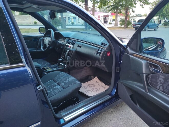 Mercedes E 240 1998, 319,673 km - 2.4 l - Bərdə