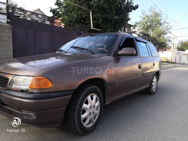Opel Astra 1997, 300,000 km - 1.6 l - Qusar