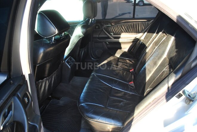 Mercedes E 270 2001, 552,000 km - 2.7 l - Saatlı
