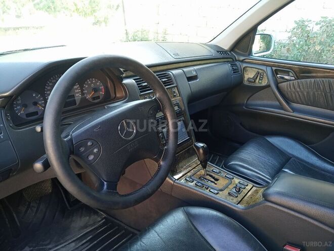Mercedes E 320 2001, 262,000 km - 3.2 l - Quba