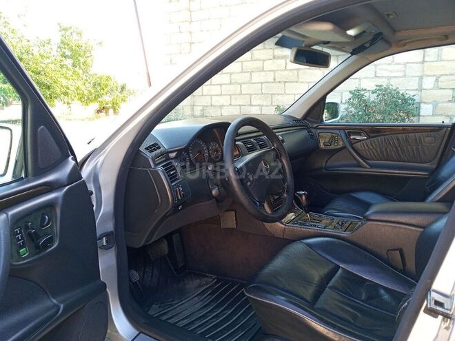 Mercedes E 320 2001, 262,000 km - 3.2 l - Quba