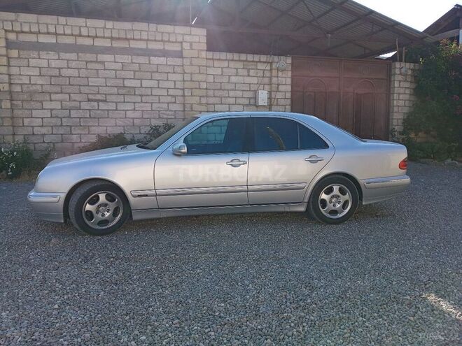 Mercedes E 320 2001, 262,000 km - 3.2 l - Quba