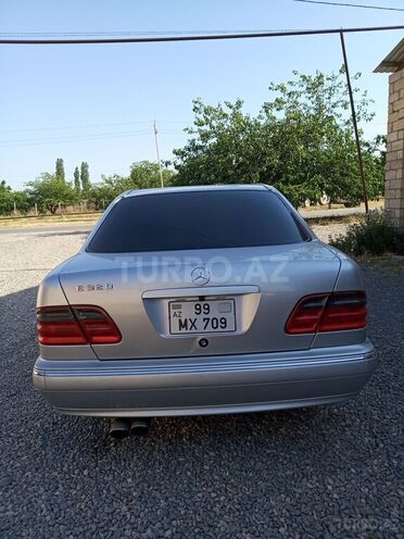 Mercedes E 320 2001, 262,000 km - 3.2 l - Quba