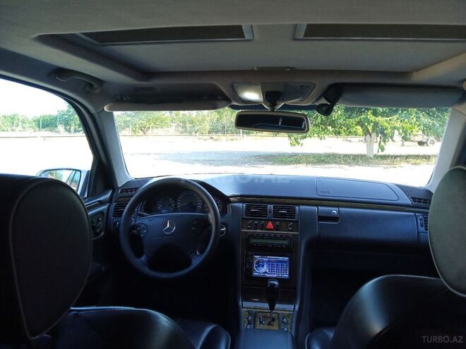 Mercedes E 320 2001, 262,000 km - 3.2 l - Quba