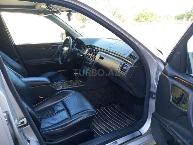 Mercedes E 320 2001, 262,000 km - 3.2 l - Quba