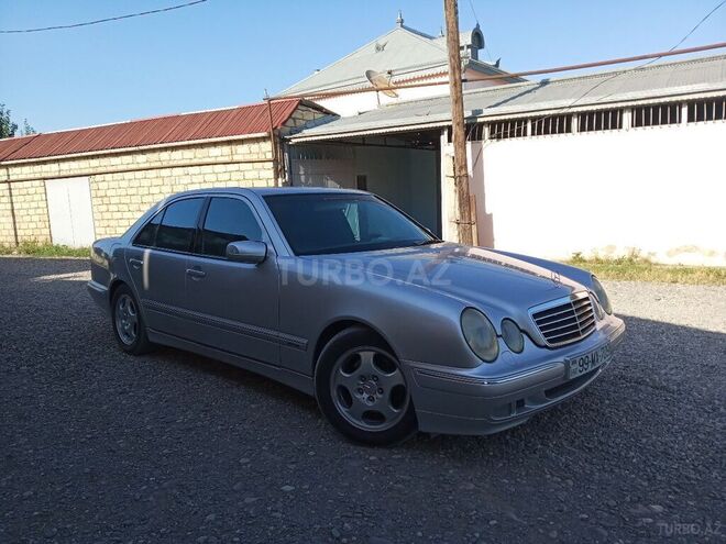Mercedes E 320 2001, 262,000 km - 3.2 l - Quba