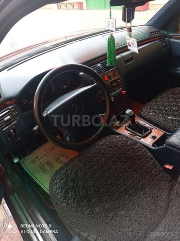 Mercedes E 230 1996, 250,000 km - 2.3 l - Samux