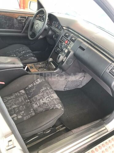 Mercedes E 240 1999, 217,000 km - 2.4 l - Gəncə