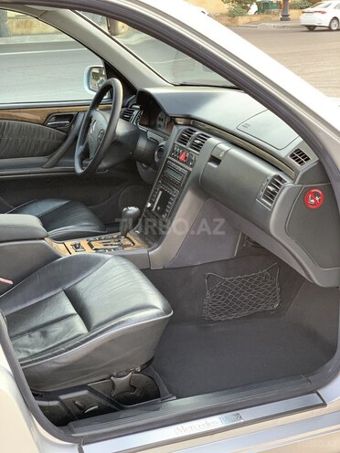 Mercedes E 240 2000, 233,000 km - 2.4 l - Bakı