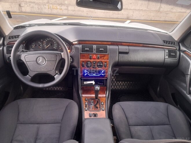 Mercedes E 240 1999, 294,300 km - 2.4 л - Bakı