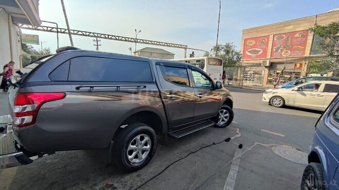 Mitsubishi L200 2017, 64,600 km - 2.5 l - Bakı