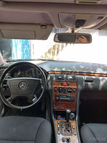 Mercedes E 240 1999, 293,000 km - 2.4 l - Bakı