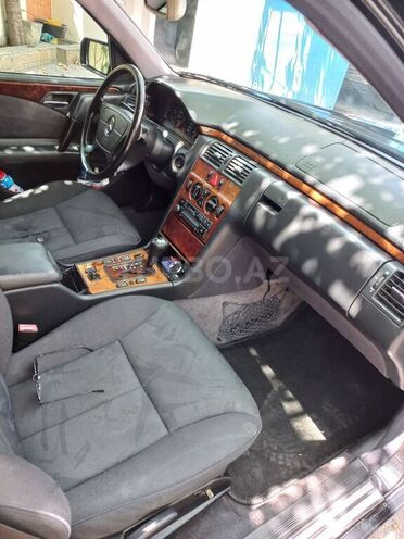 Mercedes E 240 1999, 293,000 km - 2.4 l - Bakı
