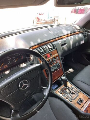 Mercedes E 240 1999, 293,000 km - 2.4 l - Bakı