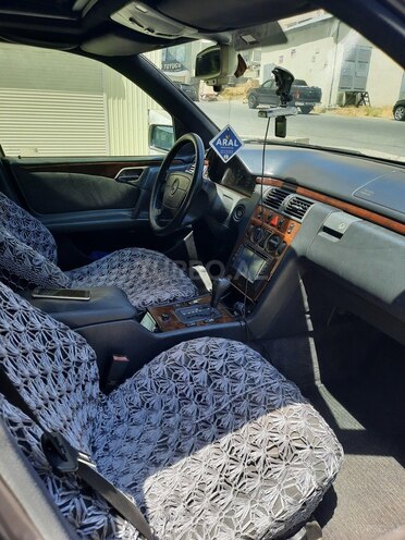 Mercedes E 230 1995, 290,000 km - 2.3 l - Bakı