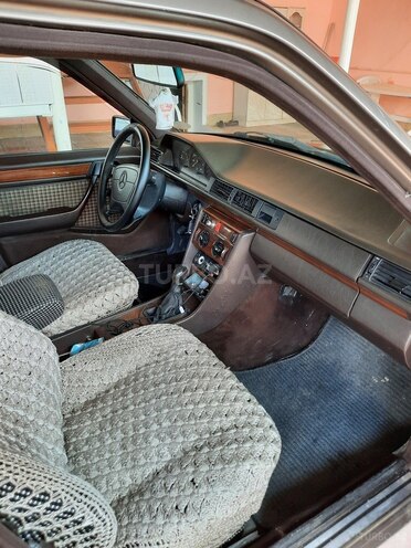 Mercedes E 200 1990, 355,000 km - 2.0 l - Gəncə