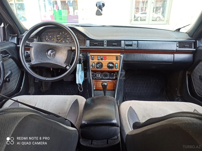 Mercedes E 200 1992, 195,637 km - 2.0 l - Bakı
