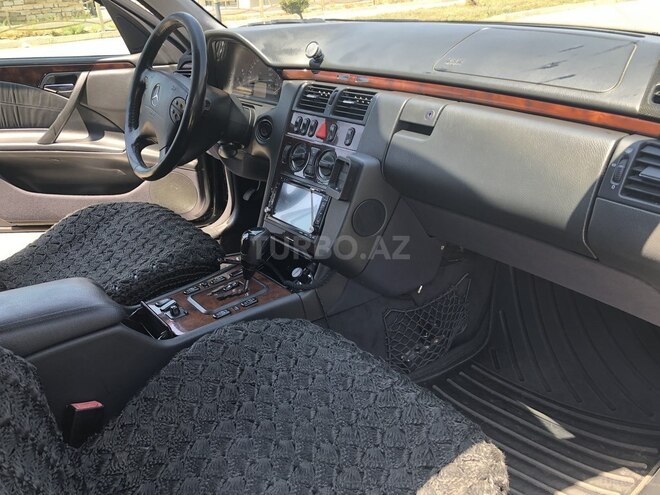 Mercedes E 240 2001, 284,000 km - 2.6 l - Bakı