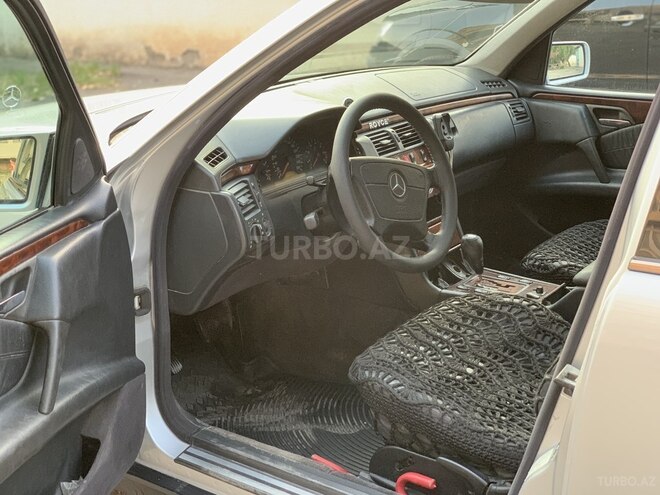 Mercedes E 280 1999, 256,000 km - 2.8 l - Gəncə