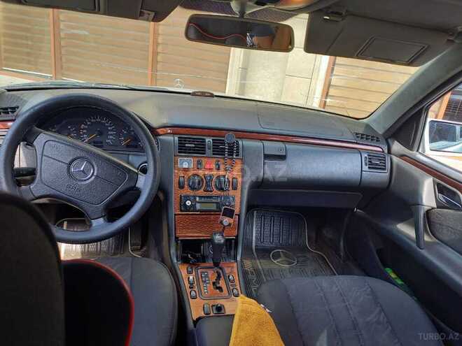 Mercedes E 220 1999, 300,000 km - 2.2 l - Bakı