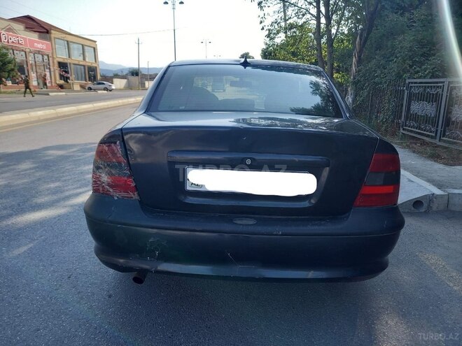Opel Vectra 1997, 18,000 km - 1.8 l - Quba