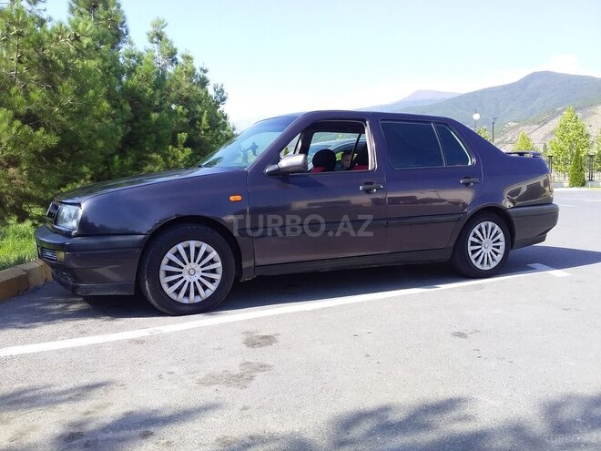 Volkswagen Vento 1993, 123,456 km - 1.8 l - Qax