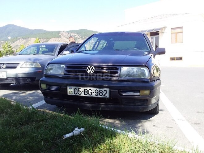 Volkswagen Vento 1993, 123,456 km - 1.8 l - Qax