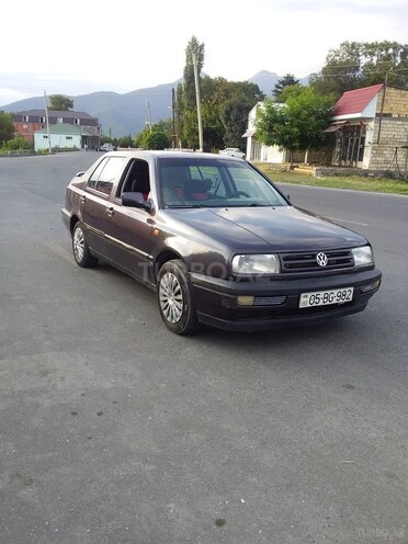 Volkswagen Vento 1993, 123,456 km - 1.8 l - Qax