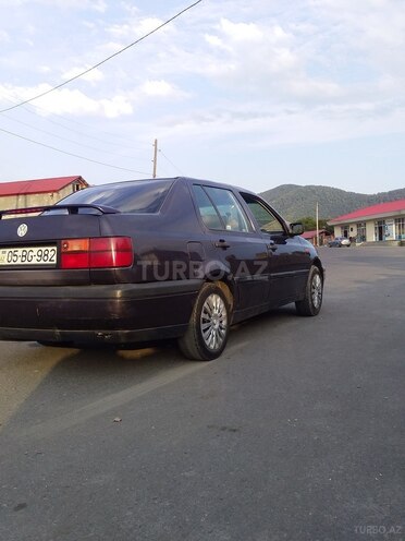 Volkswagen Vento 1993, 123,456 km - 1.8 l - Qax