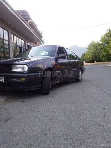 Volkswagen Vento 1993, 123,456 km - 1.8 l - Qax