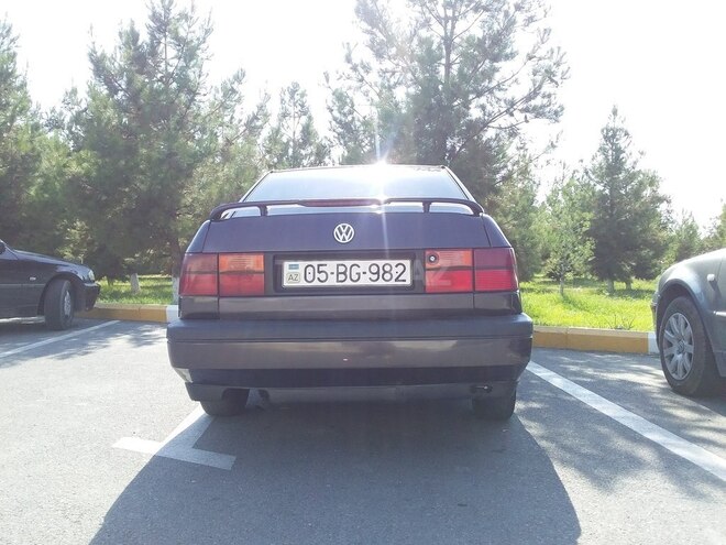 Volkswagen Vento 1993, 123,456 km - 1.8 l - Qax
