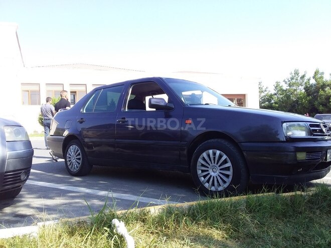 Volkswagen Vento 1993, 123,456 km - 1.8 l - Qax