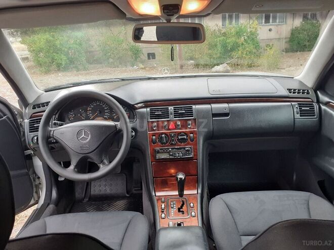 Mercedes E 240 1999, 272,000 km - 2.4 l - Gəncə