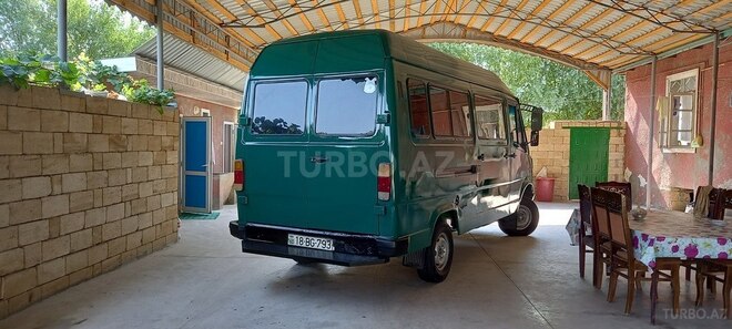 Mercedes 208 D 1993, 196,000 km - 2.2 l - Sabirabad
