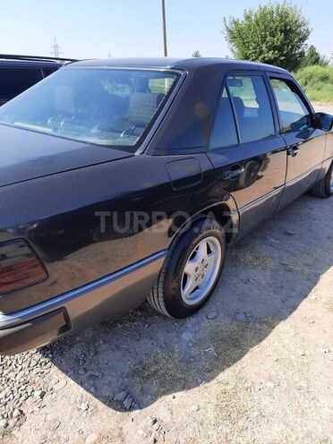 Mercedes E 200 1992, 564,646 km - 2.0 l - Bərdə