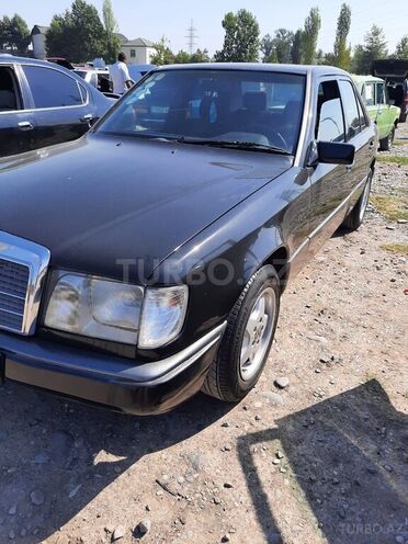 Mercedes E 200 1992, 564,646 km - 2.0 l - Bərdə