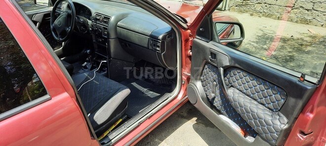 Opel Vectra 1995, 300,000 km - 1.8 l - Zaqatala