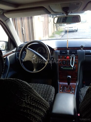 Mercedes E 240 2001, 218,460 km - 2.4 л - Bakı