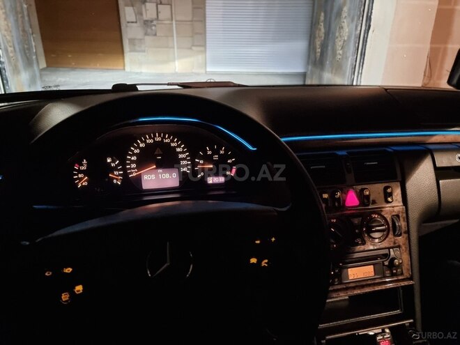 Mercedes E 220 1999, 306,583 km - 2.2 l - Bakı