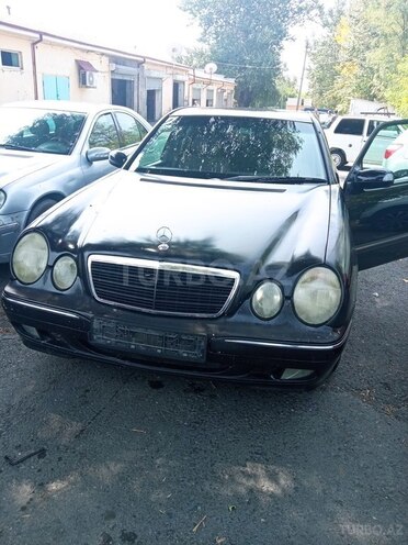 Mercedes E 200 1999, 290,000 km - 2.0 l - Qəbələ