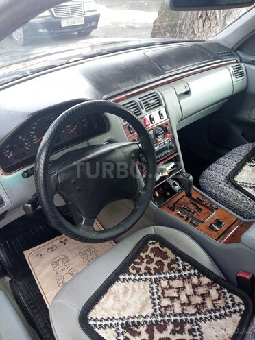 Mercedes E 200 1999, 290,000 km - 2.0 l - Qəbələ