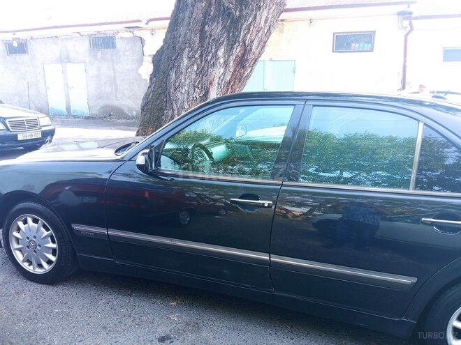 Mercedes E 200 1999, 290,000 km - 2.0 l - Qəbələ