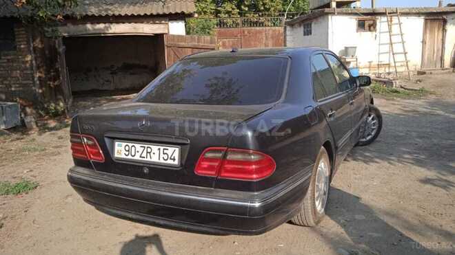 Mercedes E 240 2000, 300,000 km - 0.3 l - Ucar