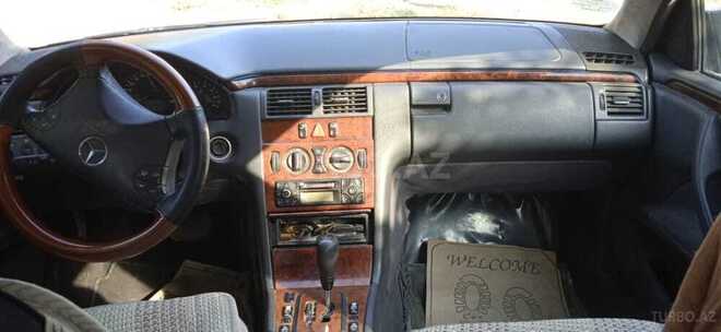 Mercedes E 240 2000, 300,000 km - 0.3 l - Ucar