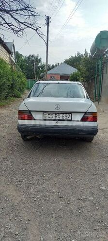 Mercedes E 200 1988, 408,563 km - 2.0 l - Qazax